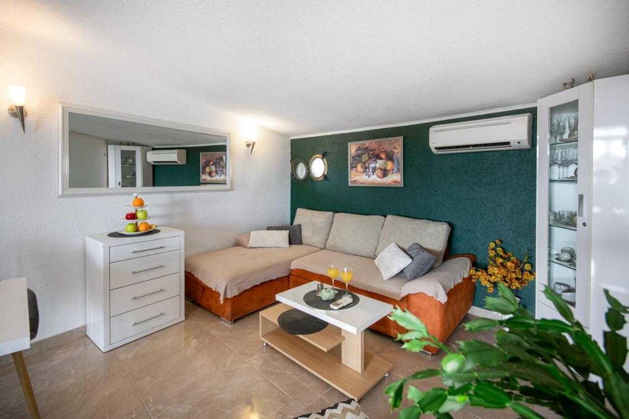 Holiday Home Nevera Makarska Eksteriør billede